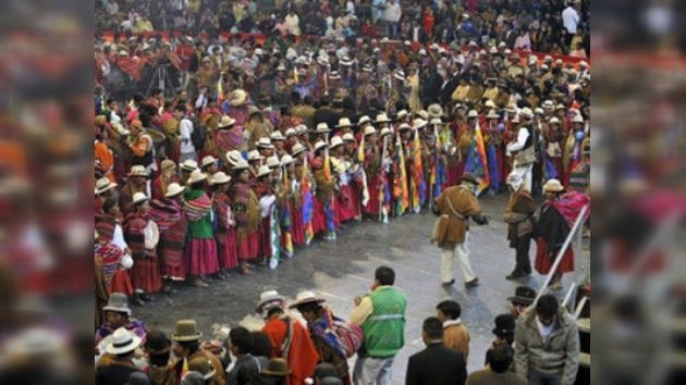 Evo Morales apadrina boda colectiva de al menos 350 parejas indígenas