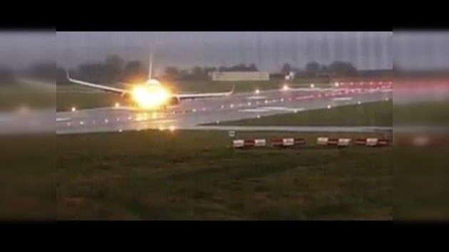 Escalofriante aterrizaje de un avión comercial azotado por fuertes vientos