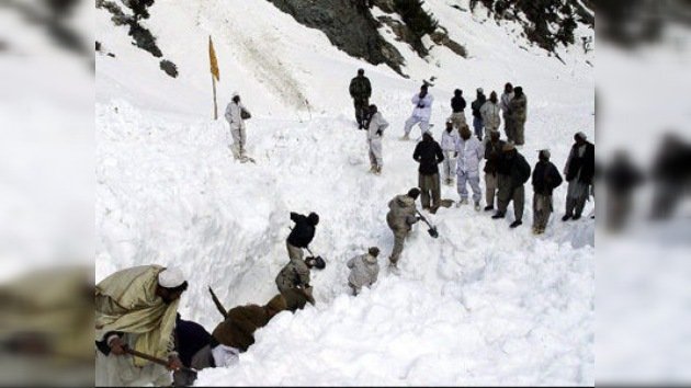 Avalancha sepulta a 135 personas en un campamento militar paquistaní en el Himalaya