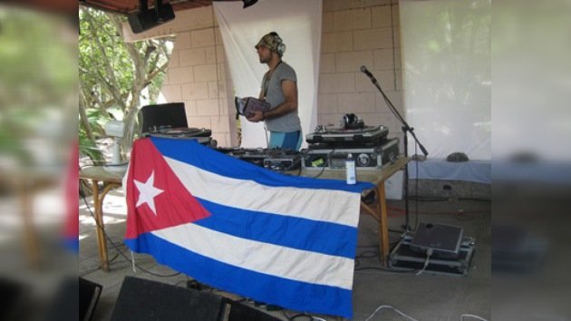 Miles de jóvenes asisten en Cuba a un festival de música electrónica