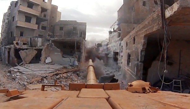 Vista única de la guerra siria: imágenes de cámaras montadas en tanques luchando contra los rebeldes