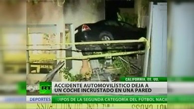 Un accidente deja un automóvil suspendido a casi dos metros de altura