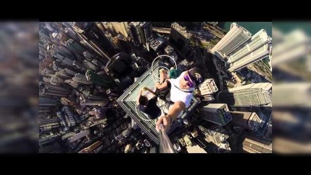 El 'selfie' más arriesgado del mundo: sa hacen foto en uno de los rascacielos más altos de Hong Kong
