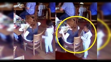 Una niña sudafricana roba móviles bajo la mirada de su madre