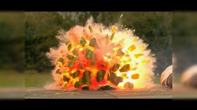 La explosión de una sandía en cámara lenta: ¡póngase un impermeable!