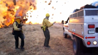 Impresionante tornado de fuego hace retroceder a unos bomberos
