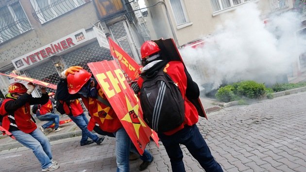 Al menos 90 heridos en los disturbios durante la marcha del Primero de Mayo en Estambul