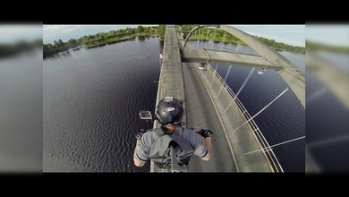 Nervios de acero: atraviesa en moto un puente por su arco
