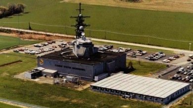 ¿Qué hace un crucero naval en medio de un campo de maíz en EE.UU.?