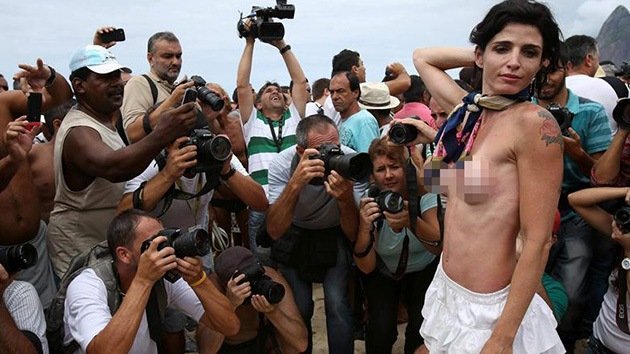 Brasileñas sin bikini exigen legalizar el 'topless'