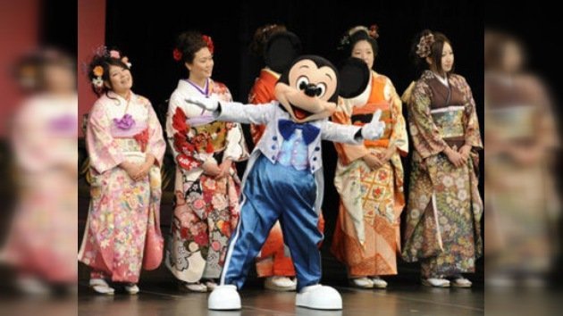 El parque Disneyland de Japón reabre sus puertas un mes después de la catástrofe
