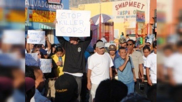 Inmigrantes latinos se enfrentan con la policía en Los Ángeles
