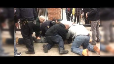 Un policía encubierto patea en la cabeza a su propio compañero por equivocación