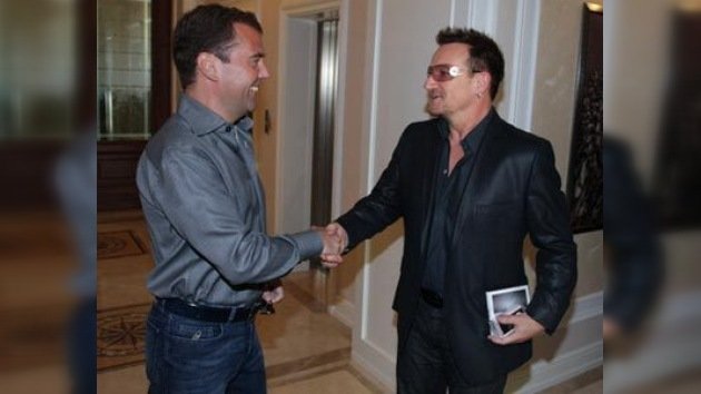 Medvédev habla con Bono sobre música y proyectos sociales