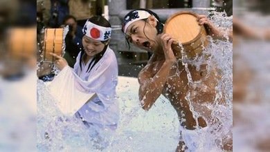 Japoneses limpian su alma con agua helada