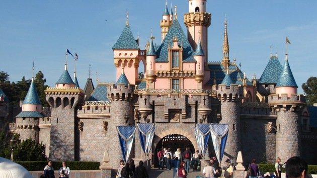 Evacuan Disneyland de California por explosión en una papelera