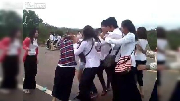 Lucha camboyana: a bofetadas y patadas en plena carretera