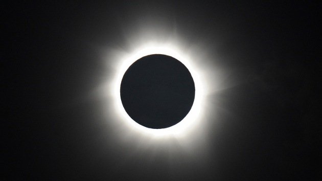 Video: El eclipse híbrido de Sol tapará la Tierra en noviembre