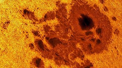 Una gran mancha solar once veces mayor que la Tierra 'apunta' hacia nosotros