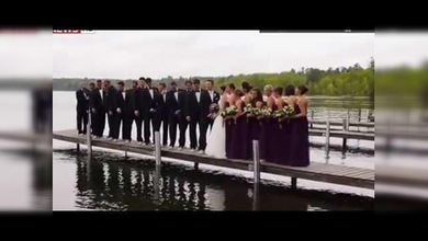 Se hunde el embarcadero en el que unos recién casados posaban para la foto
