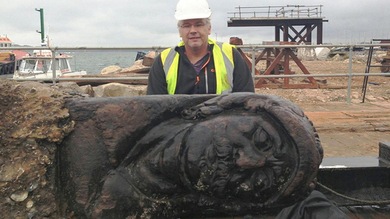Reflotan una estatua gigante del siglo XVII en el Reino Unido