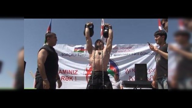 'Superhombre' georgiano: un joven levanta pesadas bolas de hierro con sus párpados