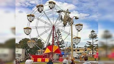 'Atracción' fatal: una avioneta choca contra una noria en marcha