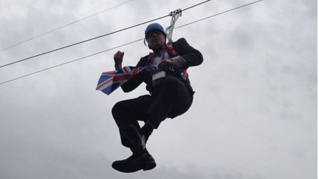 FOTOS, VIDEO: El alcalde de Londres se descuelga a lo James Bond pero acaba a lo Boris Johnson