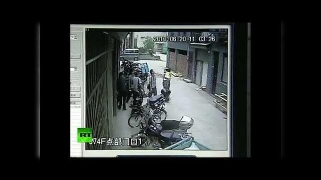 China: Salvan a una niña de una caída desde un quinto piso