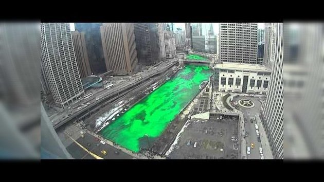 El río Chicago se tiñe de verde