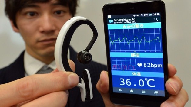 Japón 've' el futuro por los oídos: guiños y muecas para controlar un mini PC en la oreja