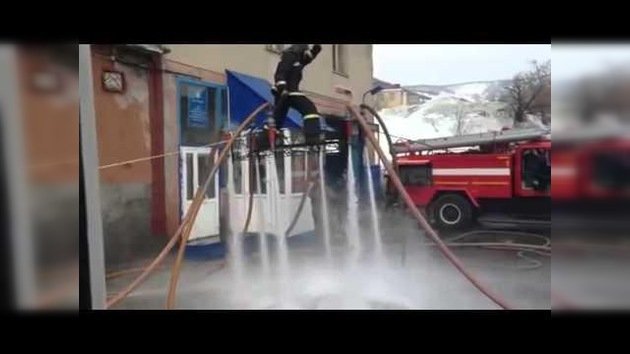 La 'alfombra mágica' de los bomberos que levita gracias al agua