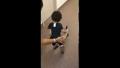 Un pequeño aprende a caminar tras varias amputaciones