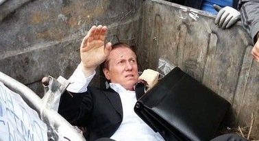 Ucrania: Manifestantes meten a un diputado en un contenedor de basura