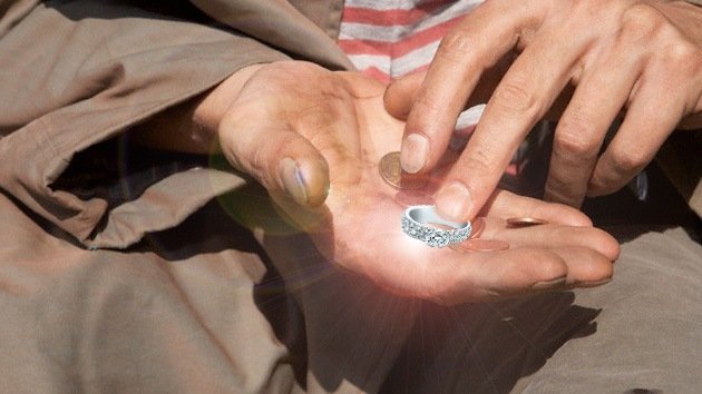 El premio a la honestidad: Indigente recibe 86.000 dólares por devolver un anillo