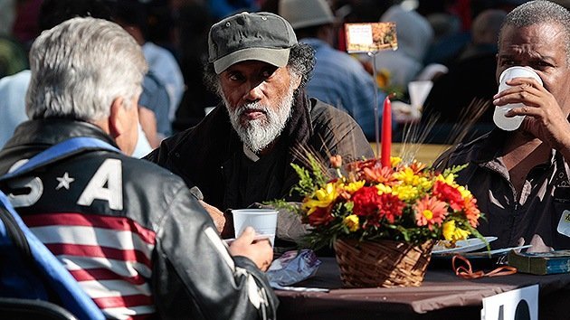 EE.UU.: 33 ciudades prohíben dar comida a las personas sin hogar por cuenta propia