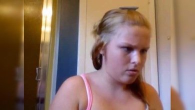 Una chica se quema el pelo mientras enseña cómo hacer un peinado