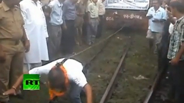 Video: Un indio tira un tren atado a su pelo