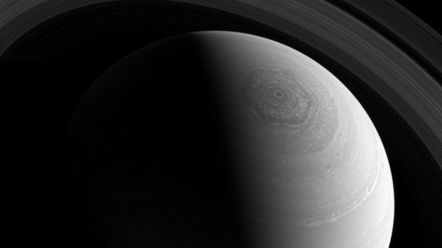 La NASA capta una impresionante imagen del extraño vórtice hexagonal en Saturno