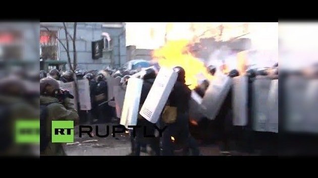 Opositores prenden fuego a policías con cócteles molotov