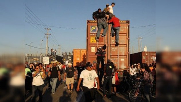 Los ‘indignados’ californianos bloquean el puerto de Oakland