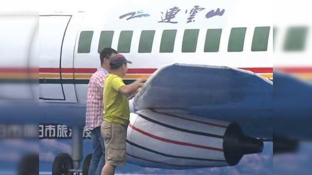 Ilusionista chino hace desaparecer una maqueta de avión de 30 metros