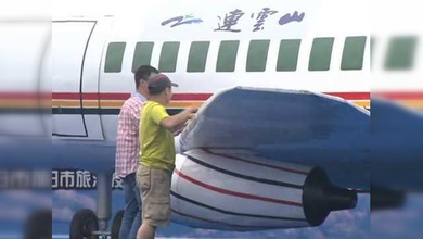 Ilusionista chino hace desaparecer una maqueta de avión de 30 metros