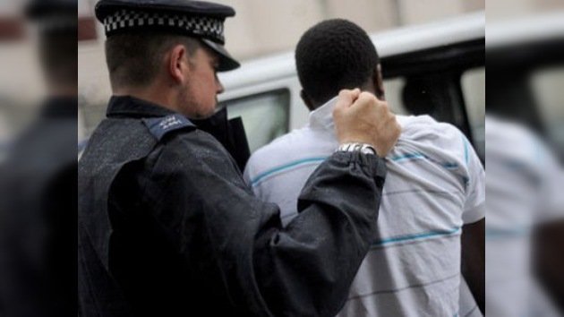 La actitud de la policía británica, fuente de discriminación y disturbios 
