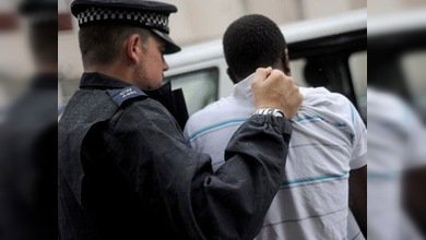 La actitud de la policía británica, fuente de discriminación y disturbios