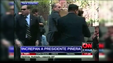 Una mujer escupe a Sebastián Piñera