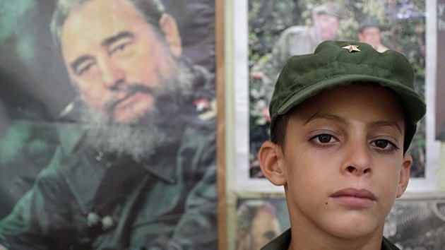 Fidel Castro recibe a Marlon Méndez, un niño de 8 años que quería conocerlo