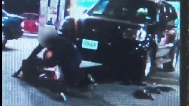 EE.UU.: Un policía paraliza a una mujer y la golpea brutalmente