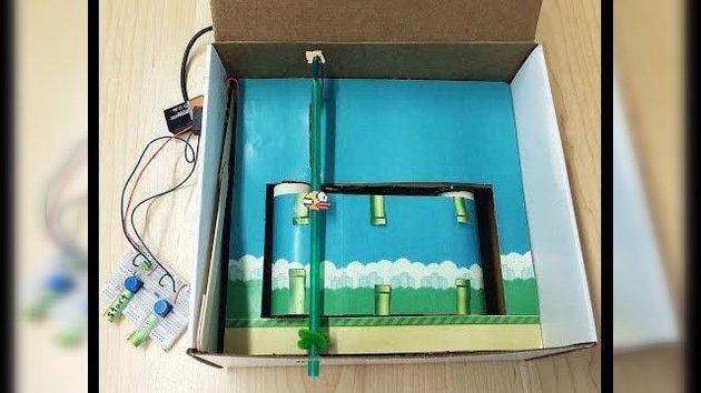 Vea el 'Flappy Bird' de la vida real en una caja de cartón