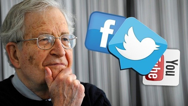 Chomsky habla sobre cómo internet nos degrada y sobre los 'amigos' de Facebook